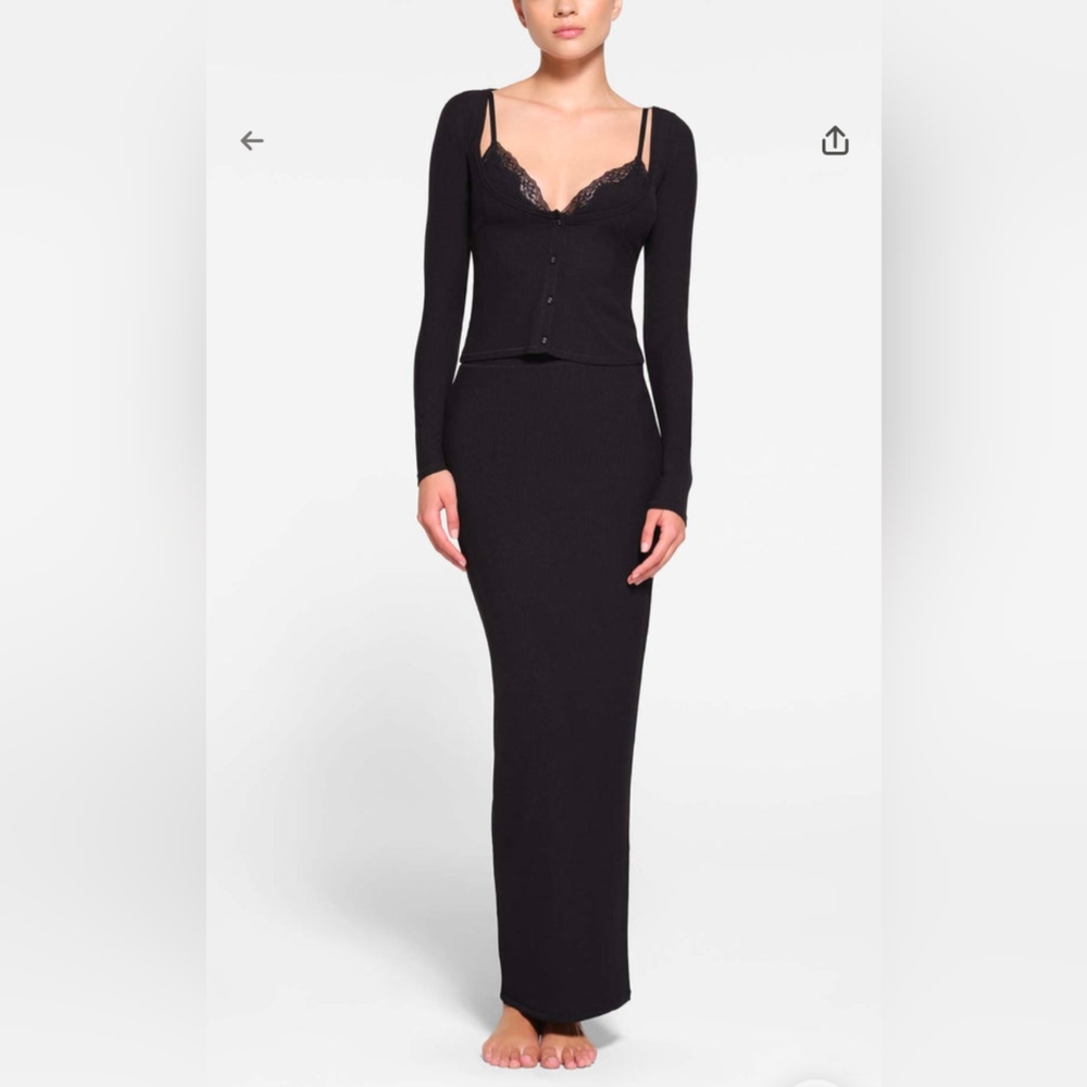SKIMS Black Pencil Skirt Sleek and Sophisticated